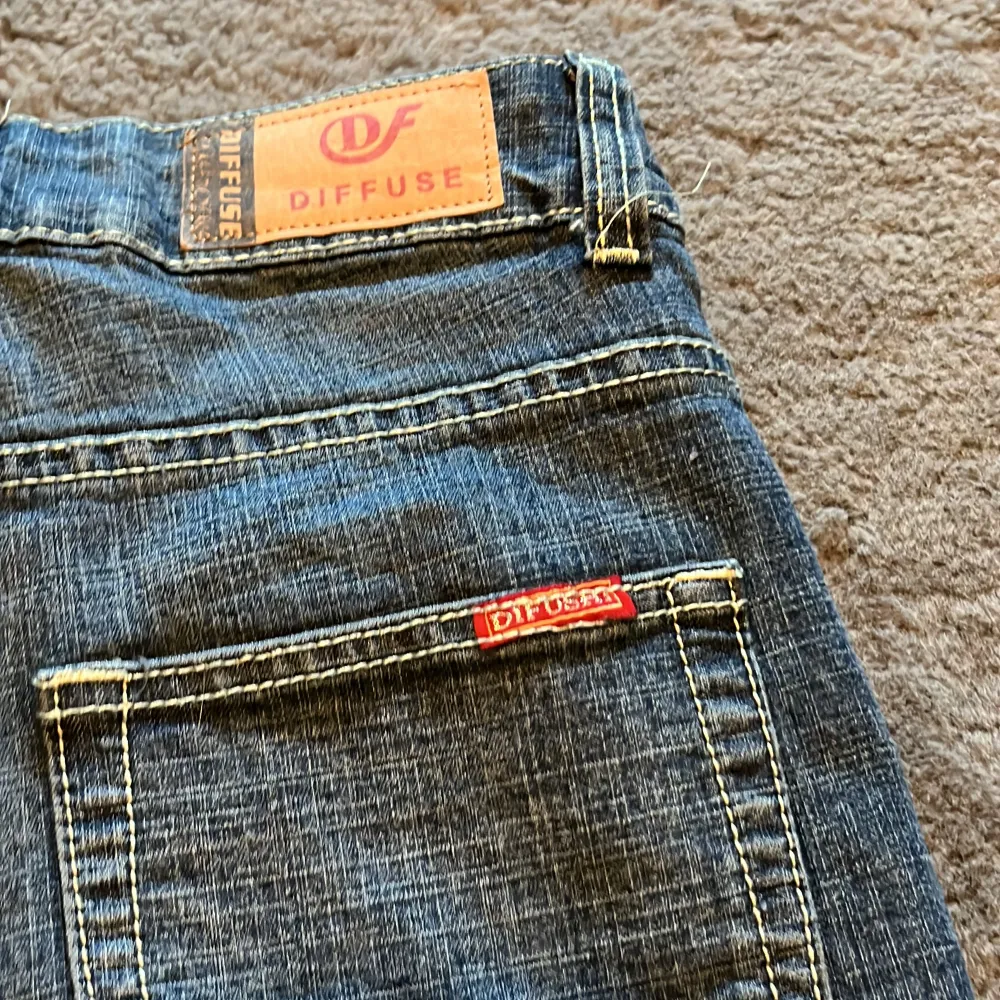 Coola jeans med fickor fram! Fint skick utan defekter. Skriv för mått och tryck gärna på köp nu! 💗. Jeans & Byxor.
