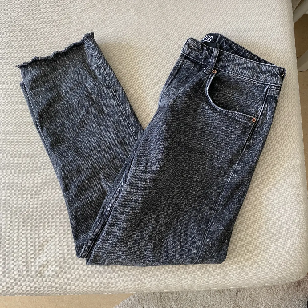 Grå jeans från Urban outfitters. Använt skick, lite slitna på låten som visas på bilden.  Storlek W29L30. Jeans & Byxor.