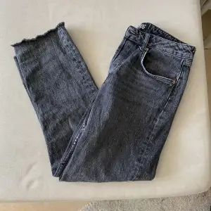 Grå jeans från Urban outfitters. Använt skick, lite slitna på låten som visas på bilden.  Storlek W29L30