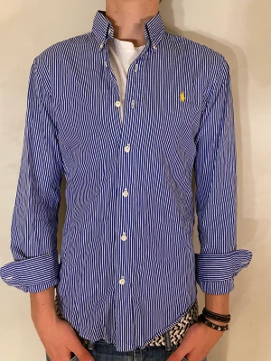 Ralph Lauren skjorta  - Hej! Säljer nu min Skjorta från Ralph Lauren i storlek S fint skick. Tveka inte på att höra av dig om du har frågor! 