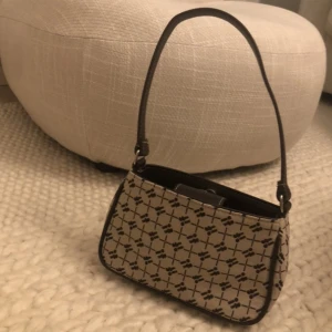 Iets frans väska - Väska från urban outfitters med märket iets frans. Knappt använd