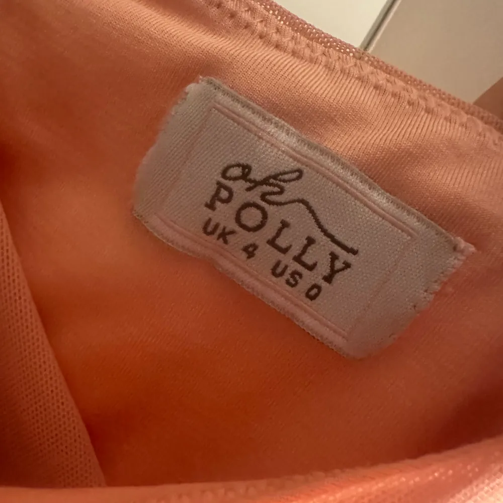 Säljer min Oh polly klänning, använd ett par gånger. Färgen är ljus rosa ”baby rosa”. . Klänningar.