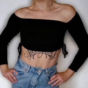 Off shoulder svart crop top med snörning stl XS - Crop top med snörning i jättefint skick, off shoulder modell. Storlek XS (stretch, passar XS-S) Använd gärna köp-knappen 💖💖💖