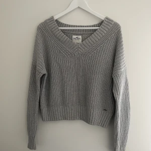 Stickad tröja  - Stickad tröja från Hollister💗Kommer tyvärr inte till användning men super fin nu till hösten!