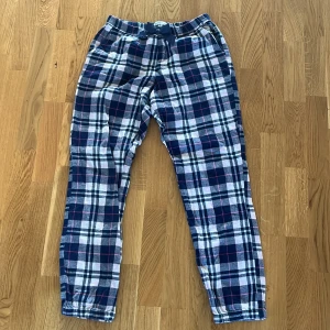 Pyjamasbyxor low waist - säljer då dem tyvärr är för korta. Low waist