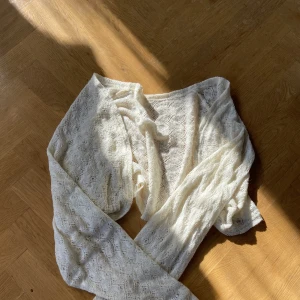 croppad kofta / bolero - vit/crémefärgad kort kofta med långa ärmar som är perfekt till linnen, croptops och klänningar 🐚 jättefint mönster i materialet🫶🏼