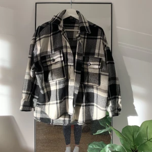 Vår/höstjacka Rutig - Svart/vit rutig jacka som passar vår/sommar Strl XS