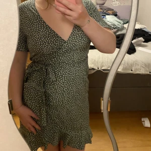 Klänning vero Moda  - En fin grön prickig klänning från vero Moda i strl S. 