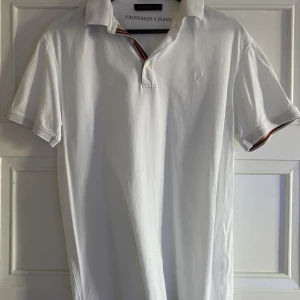 Trussardi piké - En vit trussardi jeans piké. Skick 8/10. Nypris runt 800kr