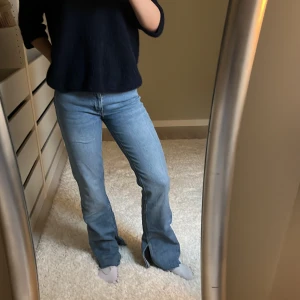 Jeans  - Superfina jeans från mango med slits längst ner💌