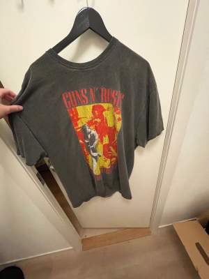 Guns n roses t shirt köpt från Urban outfitters