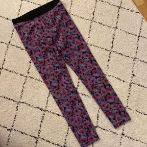 Fina blommiga 🌺leggings från Gina Tricot. ❤️ Storlek M. 😊 Stretchiga. Säljer för 70 kr + frakt. Aldrig använda.