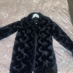 Svart kappa - Säljer min fina kappa från vero Moda för den ej passar mig längre, som ny