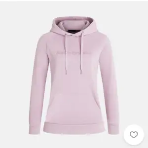 Rosa peak performance hoodie, knappt använd därav säljer jag den. Nypris 1200kr skriv för egna bilder🫶🏼