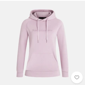 Peak Performance Hoodie - Rosa peak performance hoodie, knappt använd därav säljer jag den. Nypris 1200kr skriv för egna bilder🫶🏼
