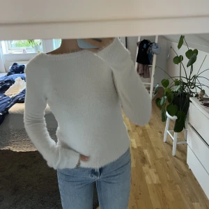 Mysig tröja - Mysig tröja i skönt material, djupare i ryggen 