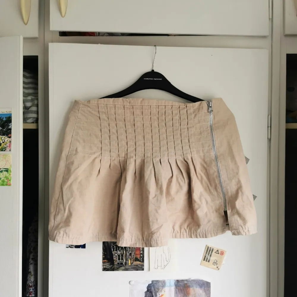 Cool beige minikjol, från secondhand 🌻 storlek S. Skicka gärna meddelande om du har några frågor :) . Kjolar.