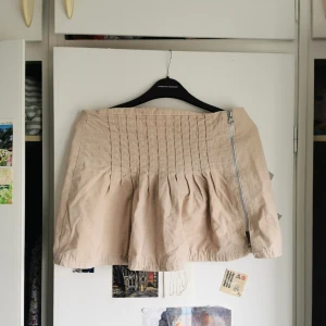 Minikjol - Cool beige minikjol, från secondhand 🌻 storlek S. Skicka gärna meddelande om du har några frågor :) 
