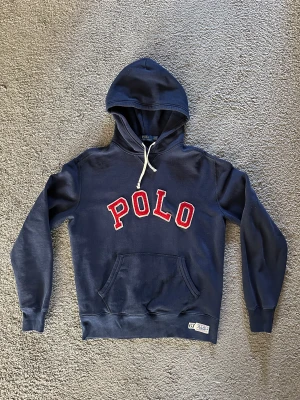POLO Ralph Lauren Hoodie  - RL Hoodie som behöver en ny ägare då den inte kommer till någon användning längre. Använd, men fortfarande fräsch och mycket kvar att ge. Kond 8/10 Fits TTS Tveka inte att höra av dig vid frågor eller fler bilder😄🤝