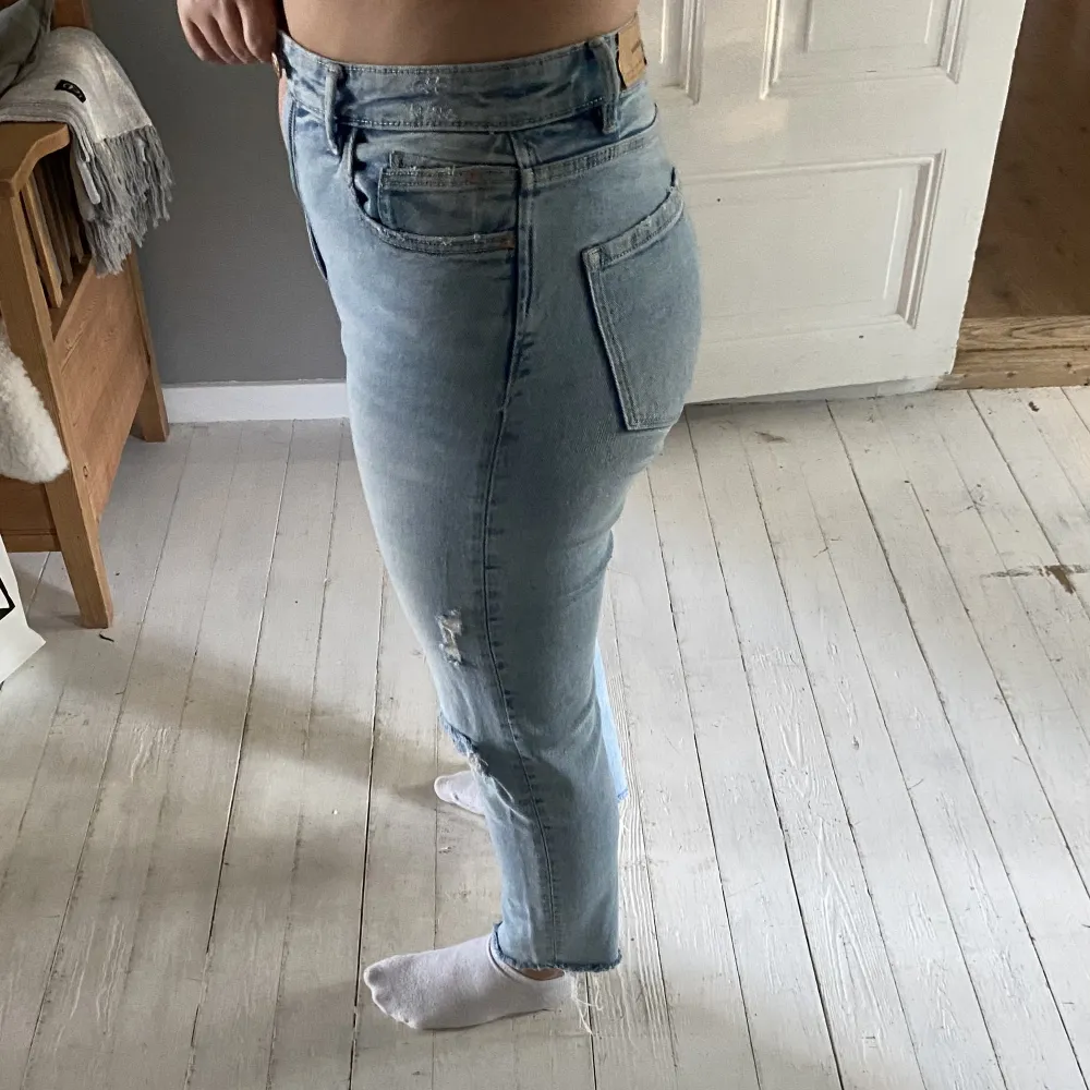 Jeans från stradivarius i modellen ”mom slim”. De är väldigt bekväma och stretchiga. Tyvärr så har de blivit alldeles för små för mig så måste nu sälja🫶🏻. Jeans & Byxor.
