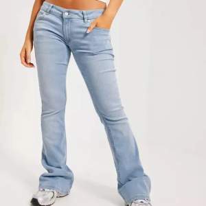 Lågmidjade jeans från Zara. skriv för fler bilder
