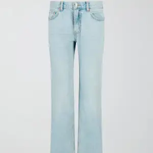 Ett par ljusblåa jeans som är raka i benen och lowaist/midwaist (beror på hur de sitter på dig) Säljer eftersom de sitter baggy på mig vilket jag själv inte gillar. Köpte dem för 499. Kom privat för egna bilder.