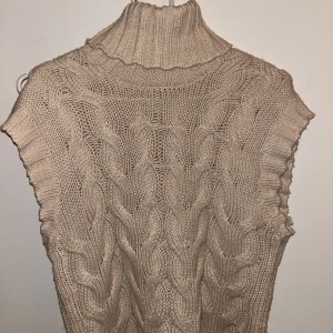 Beige väst - Beige stickad väst. Jätte fin o skön. Använd 2 ggr. Färgen på bilderna e lite otydlig men har färgen som på bild 2💕