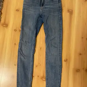 Ett par blåa skinny jeans från weekday. Dom är använda ett fåtal gånger och därför i väldigt bra skick. Byxorna sälj för att dom är för små för mig. Modellen på jensen heter Thursday. Priset kan diskuteras💕