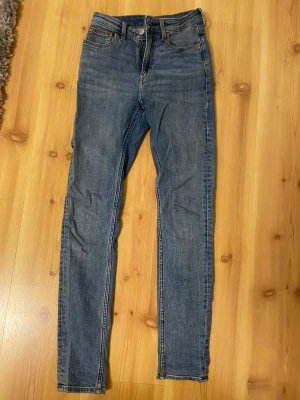Weekday skinny jeans - Ett par blåa skinny jeans från weekday. Dom är använda ett fåtal gånger och därför i väldigt bra skick. Byxorna sälj för att dom är för små för mig. Modellen på jensen heter Thursday. Priset kan diskuteras💕