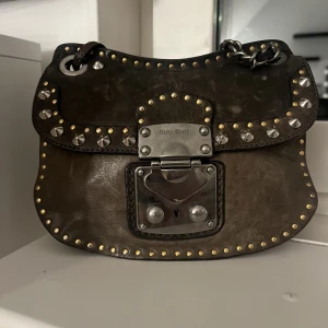 jätte söt väska från miu miu!💘💘😍 - jätte söt och fin väska. matchar jätte bra till allt.😍😍😍 får plats mkt saket i den!💘 