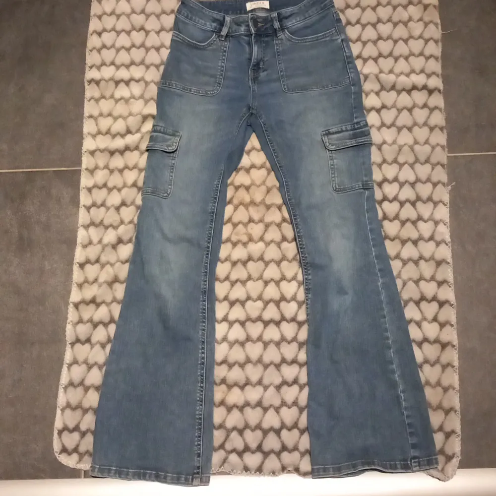 Ljus blå jeans. Med fickor på sidorna där bak och där fram. Använd 2-3 gånger.. Jeans & Byxor.
