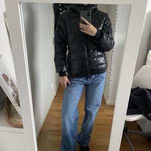 Peak Performance jacka - Säljer min Peak Performance jacka köpt på stadium då den har blivit för liten. Den är har inga synliga defekter och är i jättebra skick. Nypris 2499 kr. 