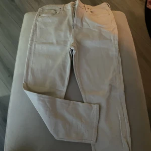 Jeans - Beiga/ krämvita högmidjade baggy jeans