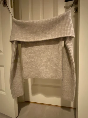 Stickad off-shoulder tröja - En jätte fin stickad off-shoulder! Perfekt nu till vintern.❄️ Jag säljer pga att den inte passade mig. Inga defekter och bara prövad inte använd.  Nypris: 199