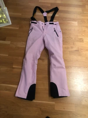 Skidbyxor  - Skidbyxa i fint begagnat skick. Innerbenslängd: 70 cm 