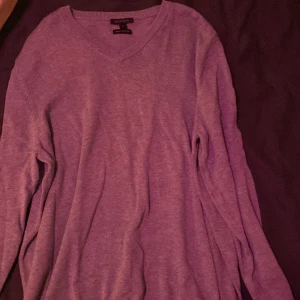 Tjocktröja  - Fin unisex tjocktröja i blå färg, som passar bra till hösten! 