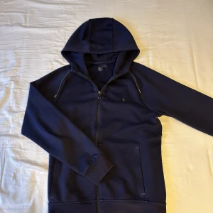 Ralph Lauren zip hoodie S/M - Polo zip som är snygg och bekväm. Ganska bra skick säljer pga använder den inte längre. Storlek M men passar också S