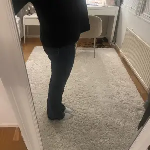 Skit snygga jeans från Zara som är perfekta nu till vintern. Dem är lågmidjade ❤️