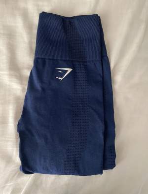 Halloj! Säljer dessa blåa vital seamless 2.0 gymshark tights. Endast använda ca 3 gånger och är i super bra skick!💕 
