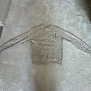 Les Coyotes de Paris tröja - Jätte fin stickad tröja som är väldigt skön till vintern, mycket bra skick (nästan aldrig använd)🥰