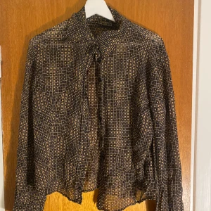 VINTAGE fendi blus - Superfin vintage Fendi blus, köpt second hand, i princip oanvänd!