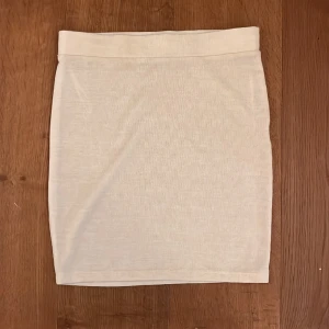 Tajt kjol - Säljer min super fina kjol från vila💓 Endast använd en gång! 