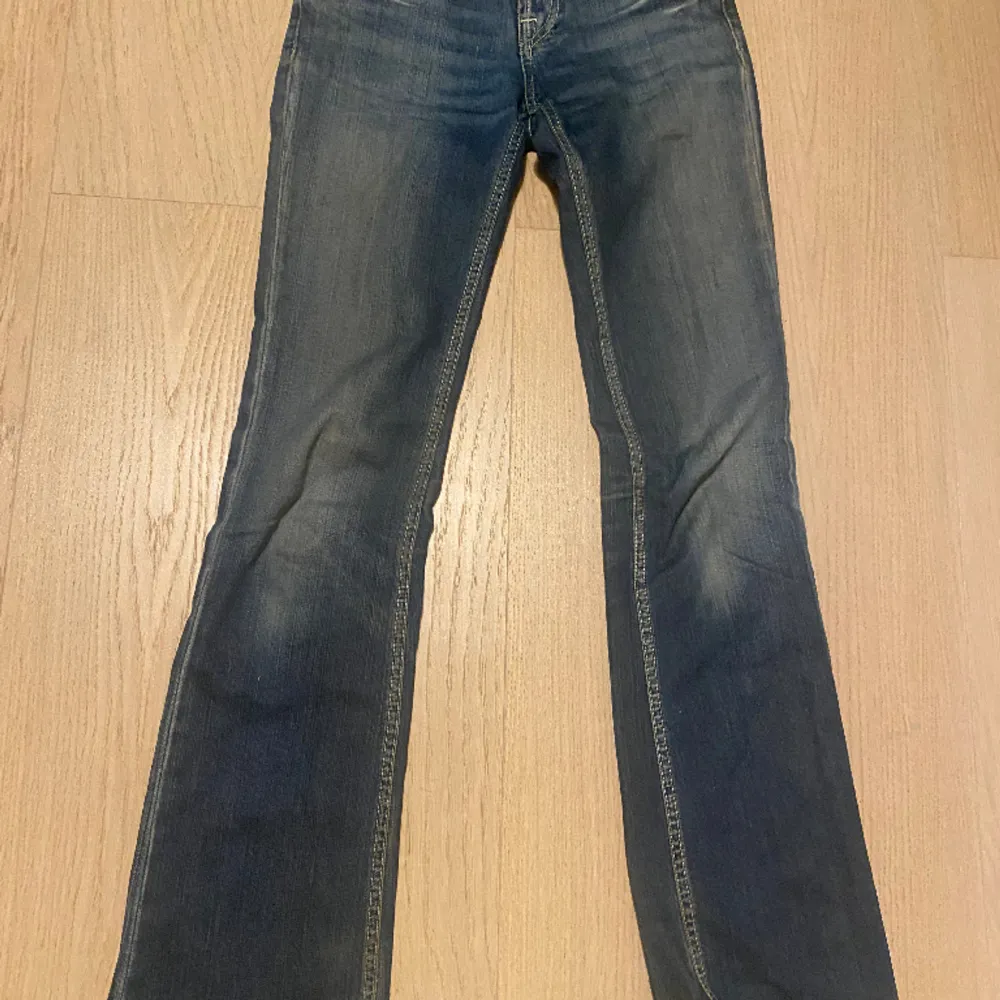 Säljer jätte snygga vintage jeans!! Midjemått ca:30x2 cm Innerben:79 cm . Jeans & Byxor.