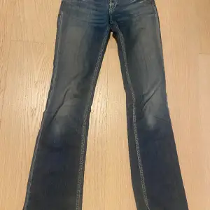 Säljer jätte snygga vintage jeans!! Midjemått ca:30x2 cm Innerben:79 cm 