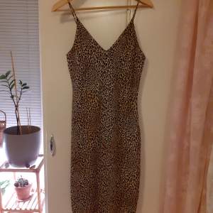 Leopardmönstrad klänning, midilång, med slits baktill.