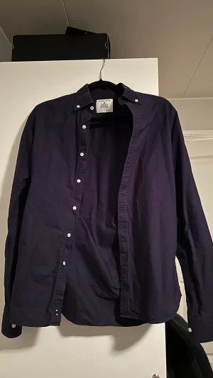 Mörkblå skjorta - Perfekt skick, skit snygg på.