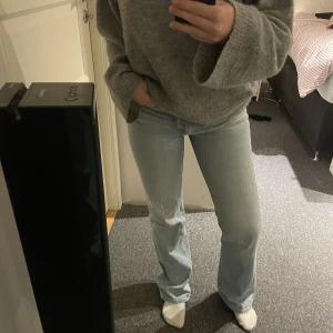 Blå jeans  - Blå fina jeans, storlek 32 men skulle säga att de är stora i storleken🫶🏼