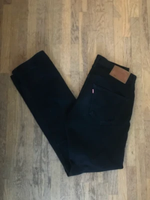Levis 501 - Säljer nu dessa mattsvart 501or. Dom är använda ett fåtal gånger. Det är bara att höra av sig om man vill ha flera bilder eller andra frågor🎉🎉🎉