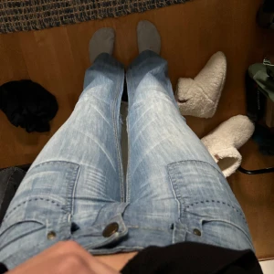 Low boot jeans - De perfekta låga boot cut jeansen från esprit. Stl S