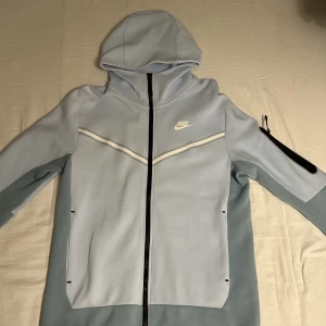 Nike tech fleece S - Väldigt snygg tech fleece. Storlek S har bra passform och är i bra skick.